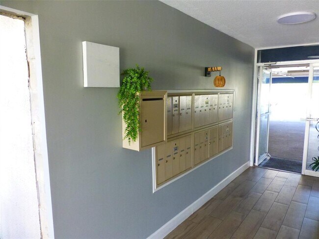 Building Photo - 5557 Sea Forest Dr