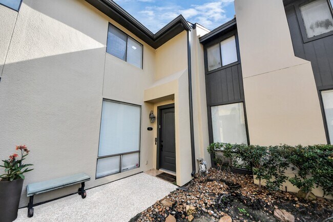 Building Photo - 1112 Bering Dr