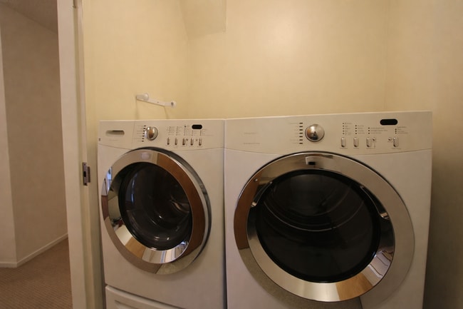 Building Photo - Spacious One Plus Bedroom Condominum off Broadway Terrace