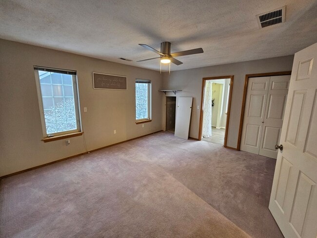 Building Photo - Beautiful Home in the Valley