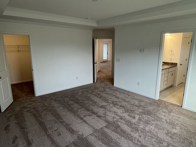 Building Photo - Large, Newer 4 Bedroom + Office and Loft i...