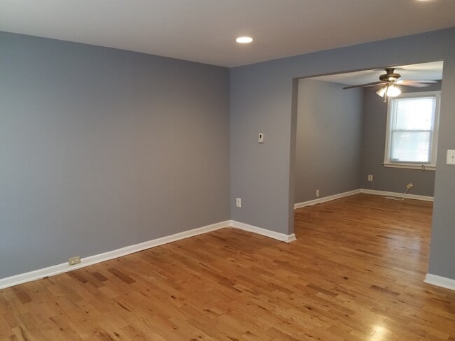 Building Photo - Charming 3 Bedroom/1 Bathroom Townhome in ...
