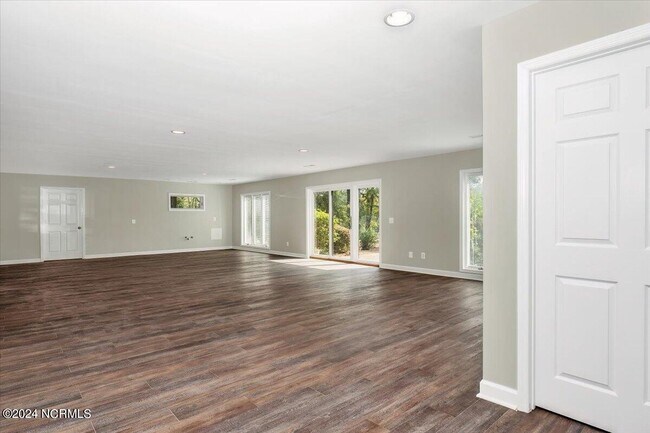 Building Photo - 38 Pinebrook Dr
