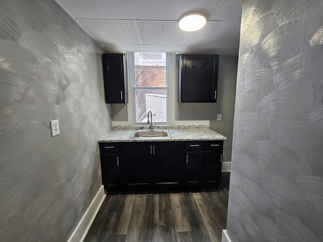 Building Photo - Newly update 2 bedroom 1 bath apartment fo...