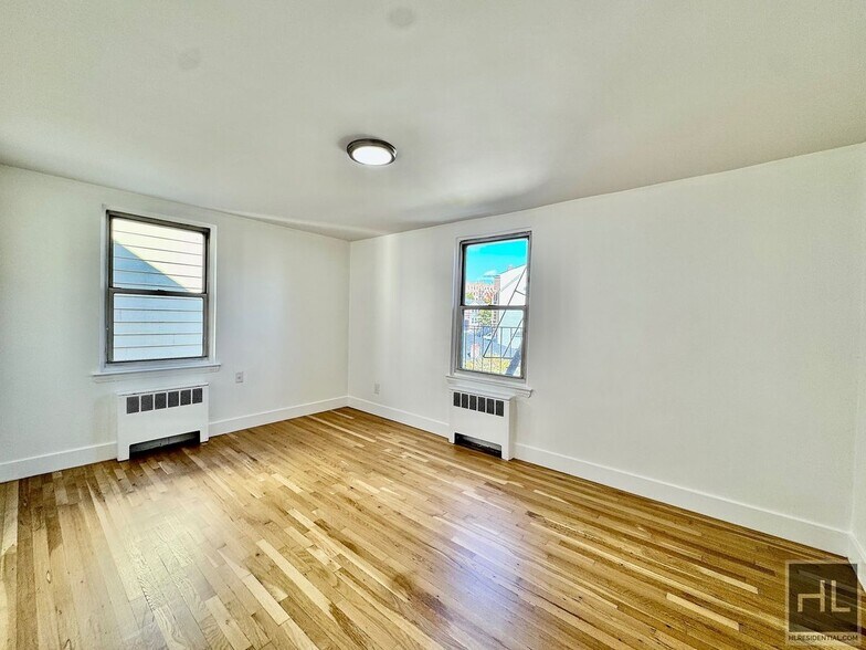 Building Photo - Newly Renovated 2 bedroom apartment spanni...