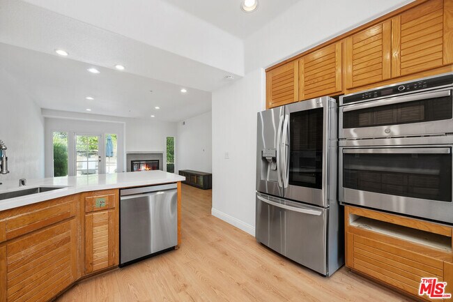 Building Photo - 622 Palisades Dr