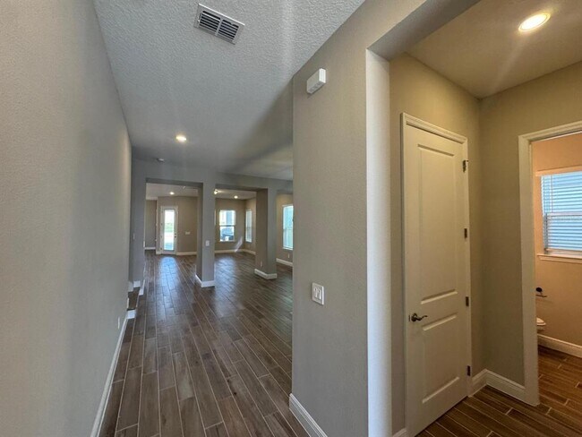 Building Photo - 16405 Silver Brk Wy