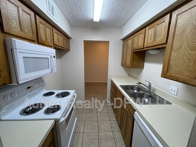 Building Photo - 5516 Lewis Ct