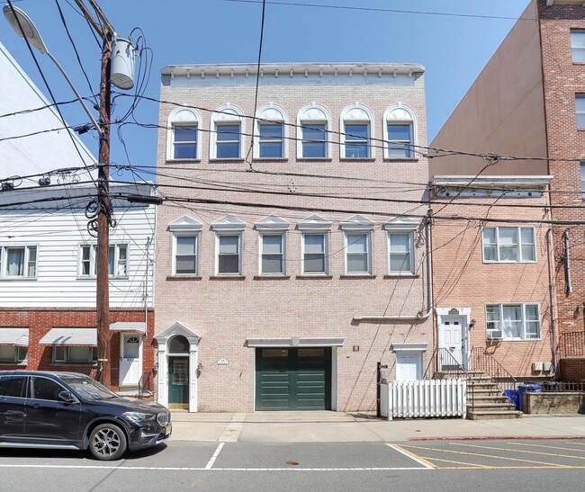 Building Photo - 519 Monroe St