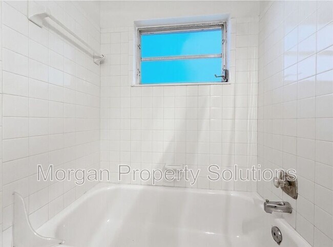 Building Photo - 1221 Poinsettia Ave