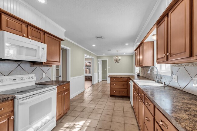 Building Photo - 23826 Farm Hill Dr