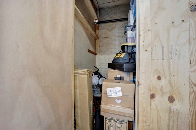 Building Photo - 1608 W Byron St