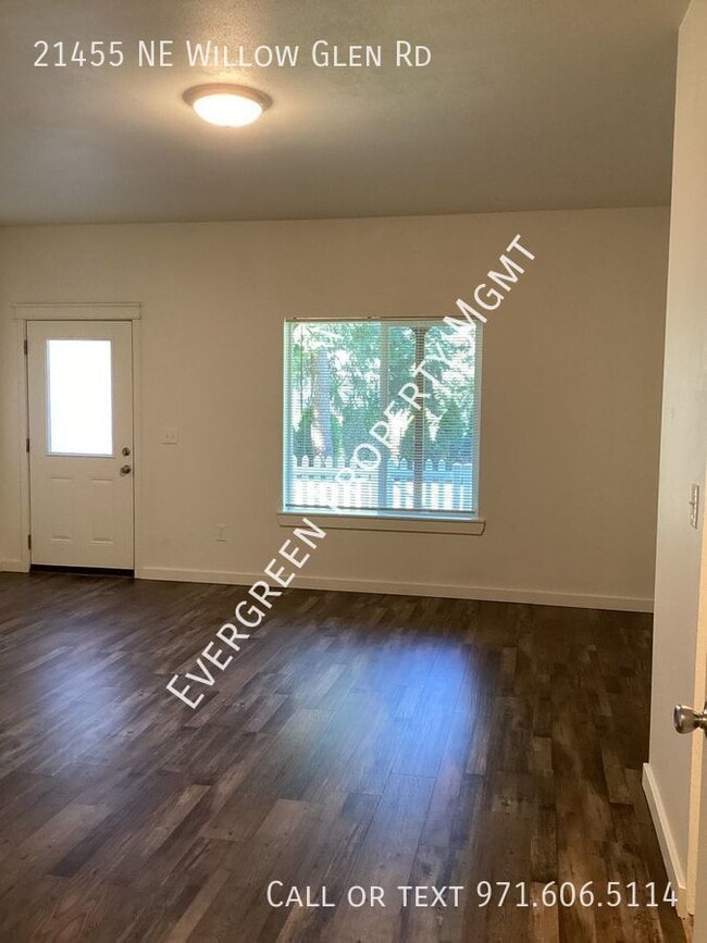 Building Photo - Beautifully remodeled 3-bedroom, 2.5-bathr...