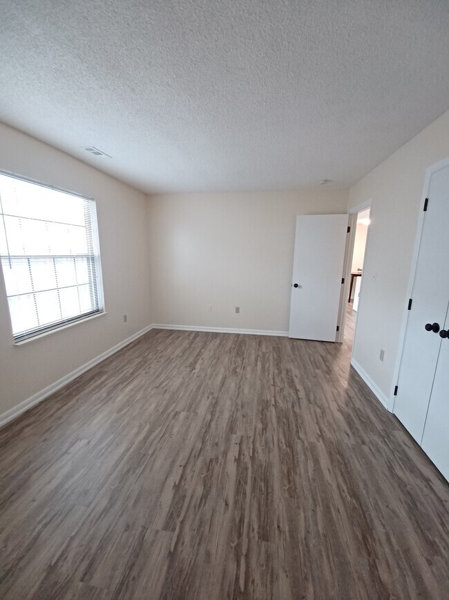 Building Photo - 582 Moull St