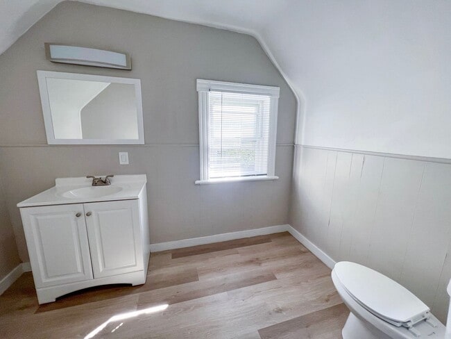 Building Photo - 4/1.5 Single Family Home | Hardwood Floors...