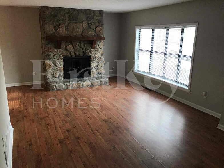 Building Photo - 1006 Hicksmil Ct SW