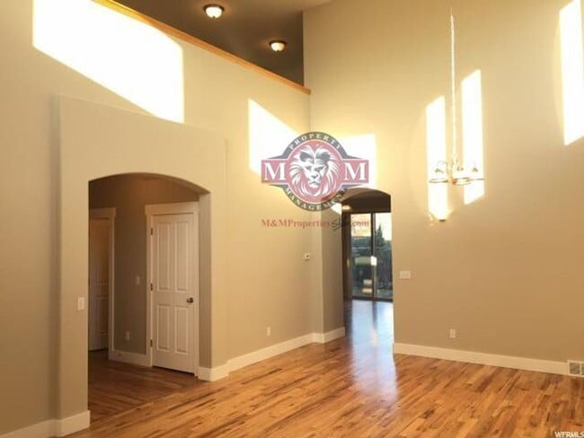Building Photo - Beautiful 4 Bd 2.5 Bath Home in Sandy
