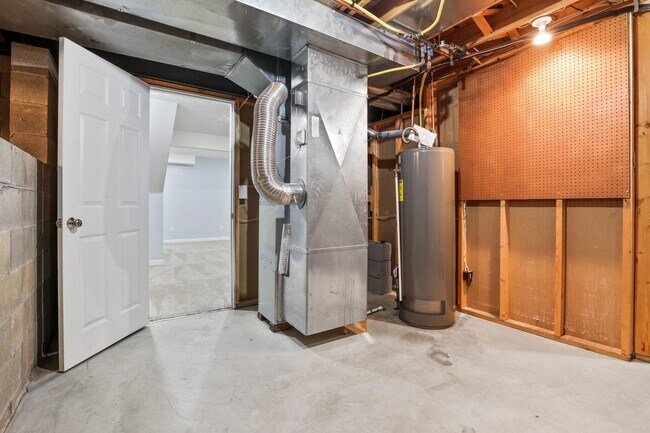 Building Photo - 5998 Blaverly Dr