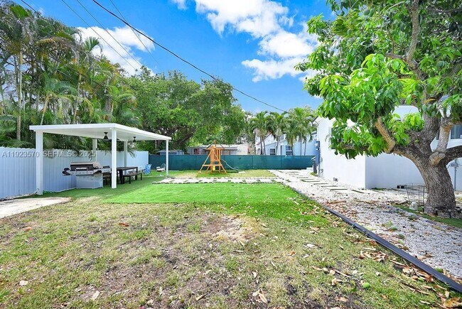 Building Photo - 876 NE 81st St