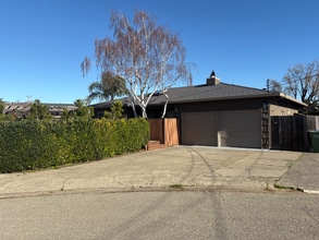 Building Photo - 34 Chickasaw Ct