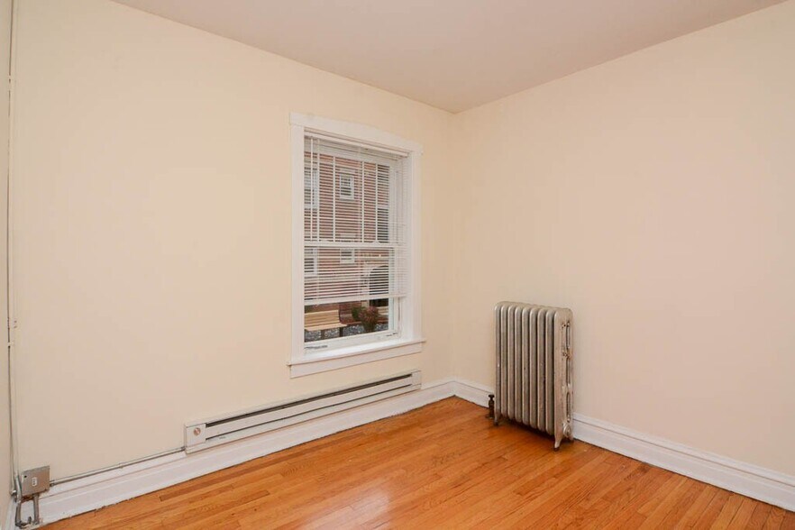 Building Photo - 718 W Cornelia Ave