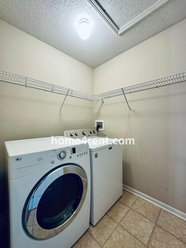 Building Photo - Four Bedroom Olathe Home in a Quiet Neighb...