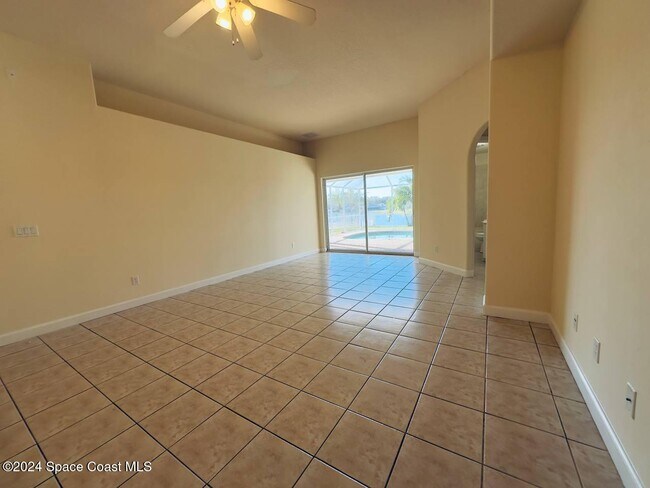 Building Photo - 565 Limerick Dr