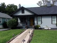 Building Photo - 4 Bedroom 2 Bath Home Blocks to Downtown R...