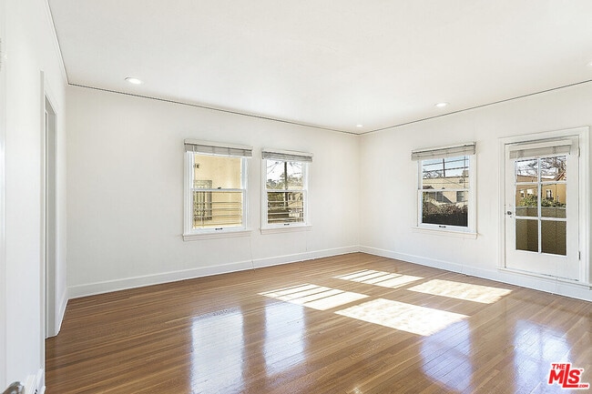 Building Photo - 143 S Mansfield Ave