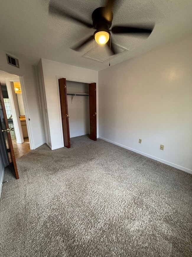 Building Photo - 126 Classic Ct