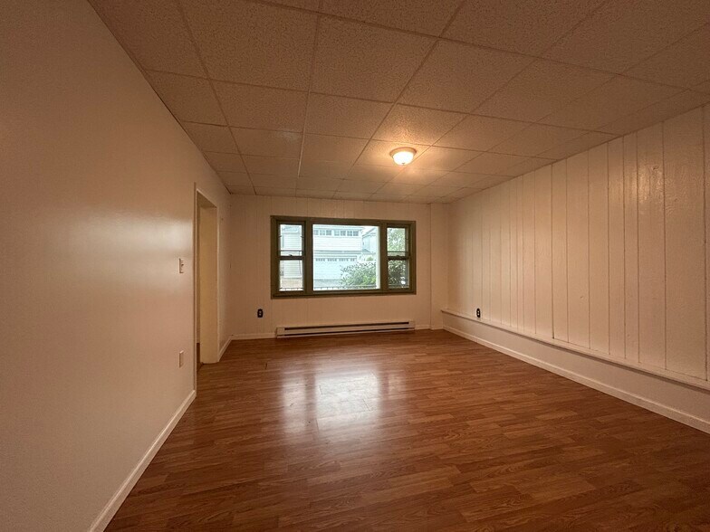 Living Room p4 - 913 Price St