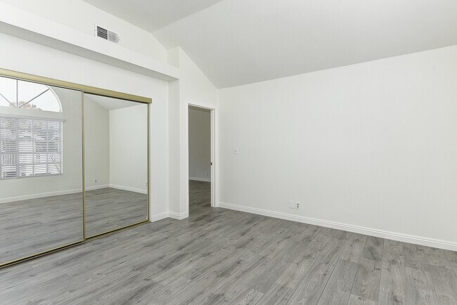 Building Photo - Remodeled 3 Bed Penthouse Condo