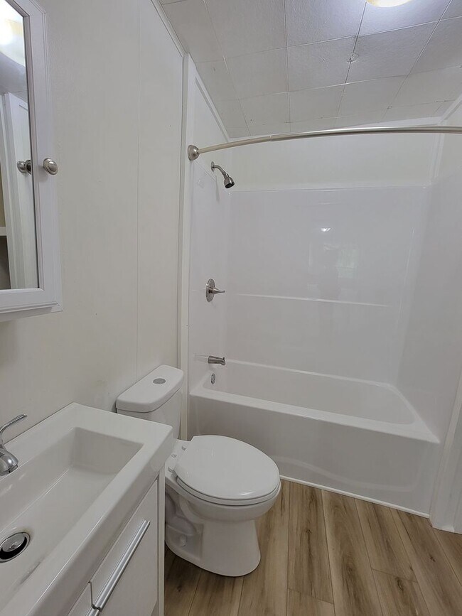 Building Photo - 3 Bedroom, 1 Bath, Available July 2026