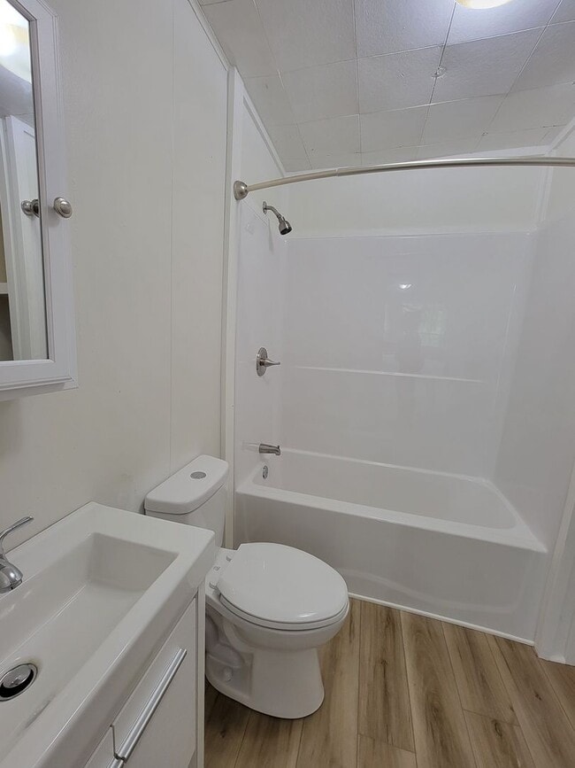 Building Photo - 3 Bedroom, 1 Bath, Section 8 Approved & Av...