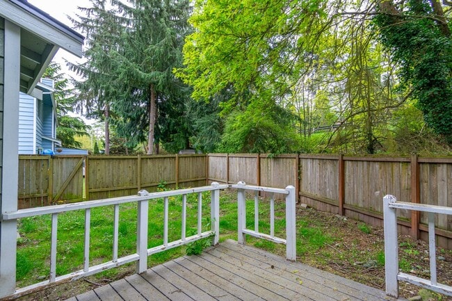 Building Photo - 3 Bedroom/2.5 bathroom townhouse centrally located Oak Harbor