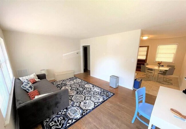 Building Photo - 2 Bed 1 Bath walking distance to downtown Chapel Hill and UNC