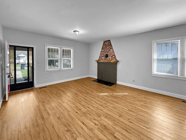 Building Photo - 3 bedroom/2 bath home!