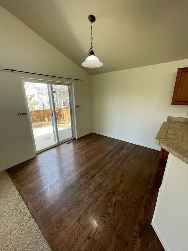 Building Photo - 4 Bedroom 3 Bathroom Home Available now!