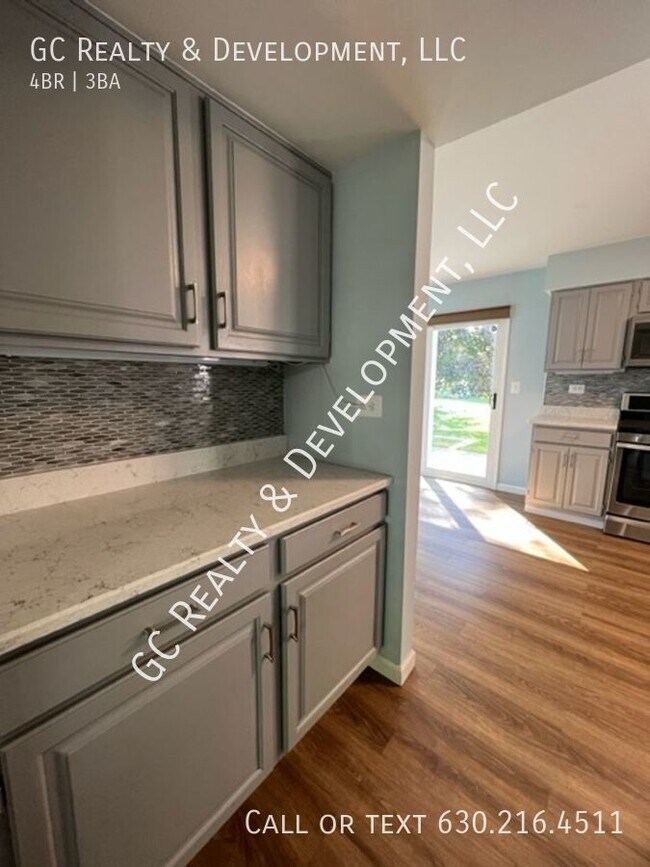 Building Photo - ***MUST SEE! 4 BDRM / 2.5 BTH / LARGE CORN...