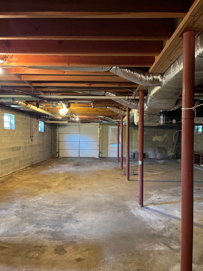 Building Photo - Location & Convenience!!! GREAT BASEMENT!!!!