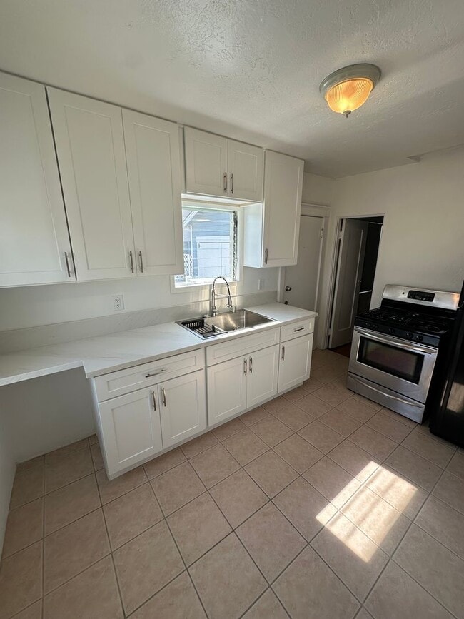 Building Photo - Quaint Craftsman House w/Garage, fenced yard, available now for 1 year lease to start!!!