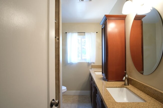 Building Photo - Charming 3-bedroom, 1-bathroom in Sacramento.