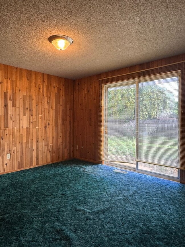 Building Photo - Large 3 br 1 ba charming home