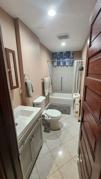 Building Photo - 912 4th St NE