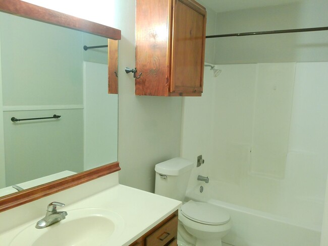 Building Photo - 6628 Hardwick Unit B - 2/Bed 1/Bath - $117...