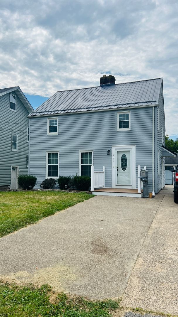 Primary Photo - Large 3 bedroom Single Family Home