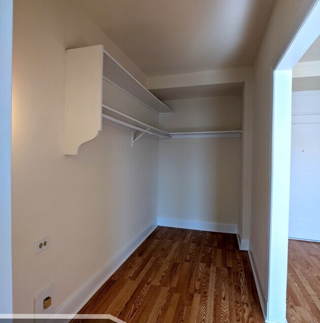 Building Photo - 3335 W Diversey Ave