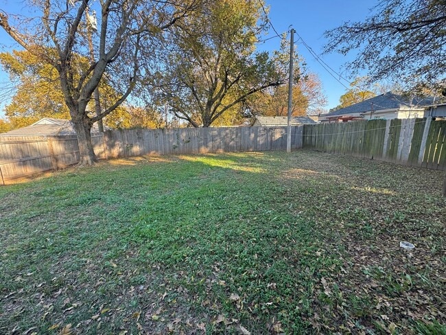 Building Photo - 2 Bedroom Rental Available on Sunset!