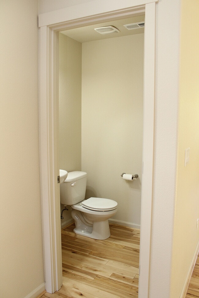 Building Photo - 321 NE Edgeway Drive