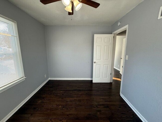 Building Photo - Beautiful 2 Bedroom 1 Bathroom in Kansas City!